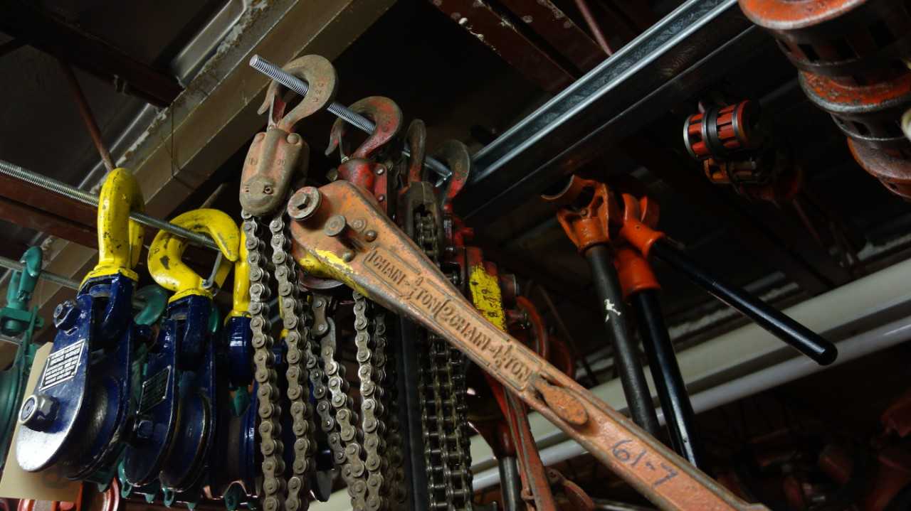 LOT OF 2  2 CHAIN 1-1/2 TON CHAIN HOIST COME ALONG - LIFTING EQUIPMENT