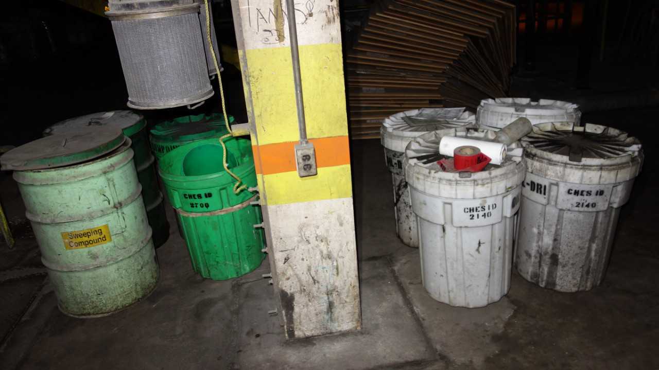 LOT OF 8 SPILL COMPOUND CONTAINERS - ELECTRIC POWER TOOLS