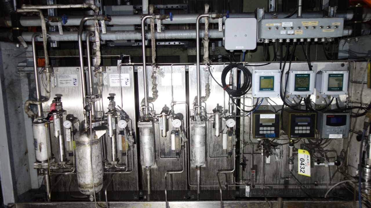 WALL OF ASSORTED INSTRUMENTATION METER - INSTRUMENTATION