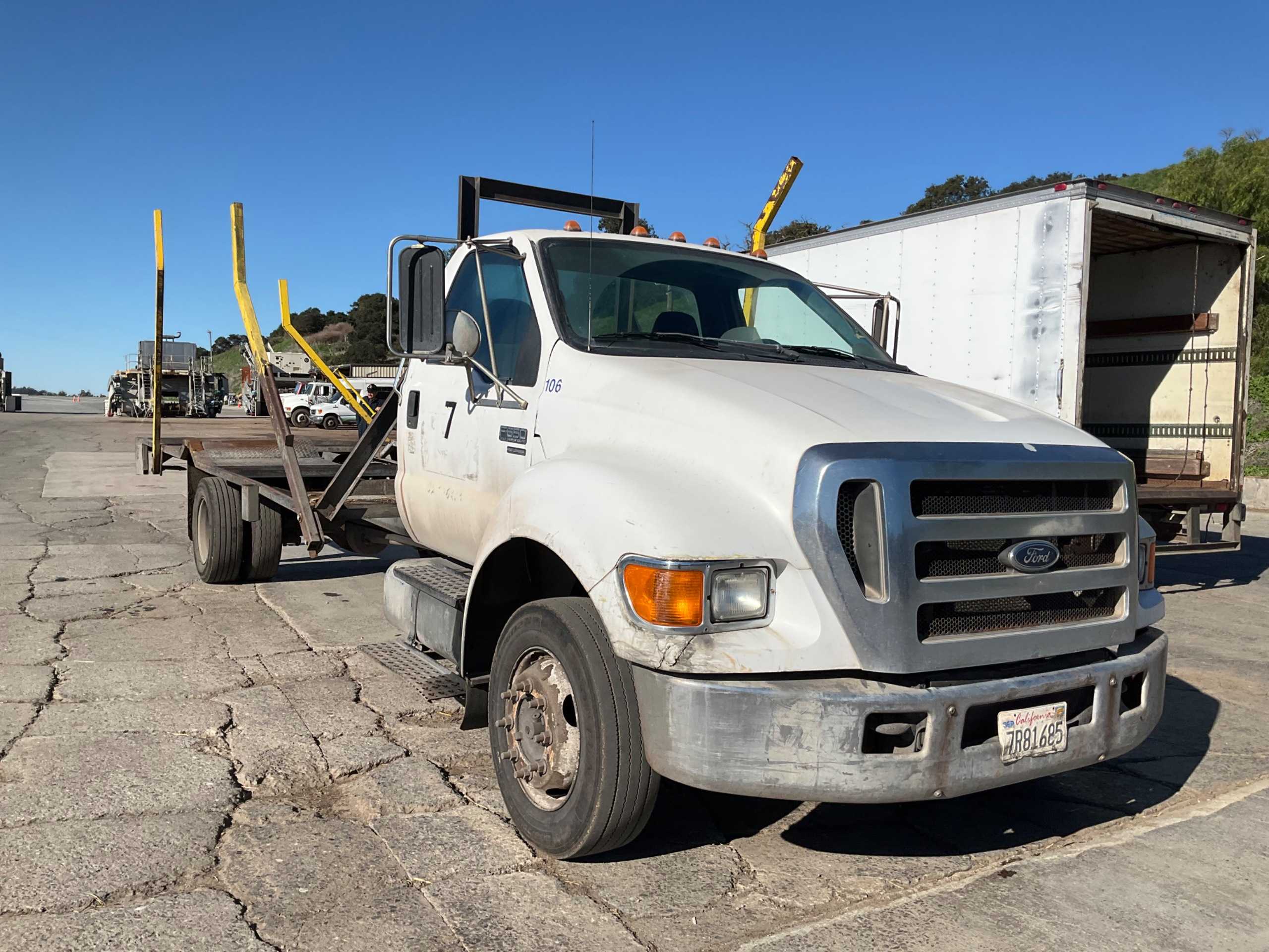 2004 FORD F-650 4X2 FLATBED TRUCK