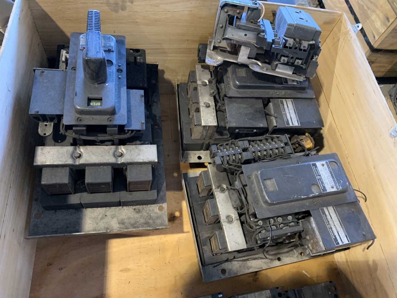 CRATE OF ELECTRICAL CIRCUIT BREAKERS SQUARE D AND GE VARIOUS SIZES - CIRCUIT BREAKERS