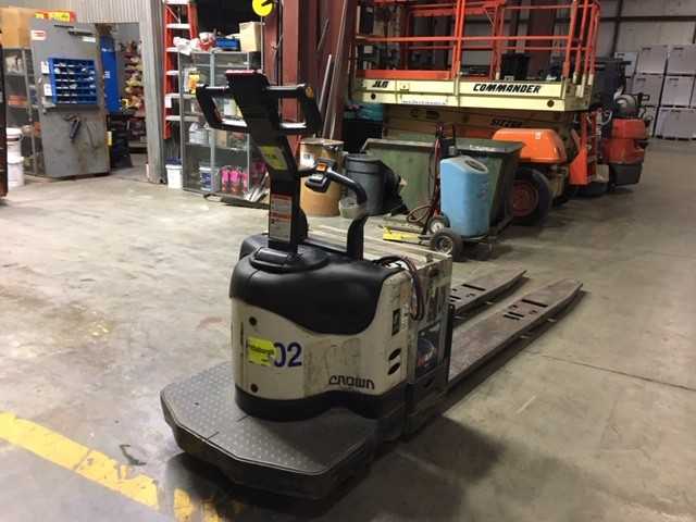 2005 Crown PE4000-80 double rider pallet jack, Lemoyne, PA - MANUAL PALLET JACKS