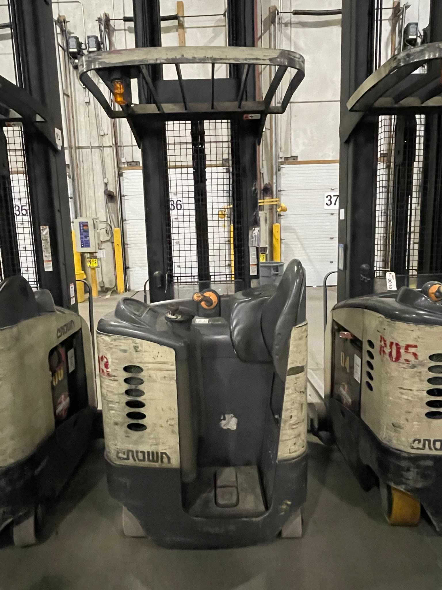 CROWN RR 5000 SERIES REACH TRUCK - REACH TRUCKS