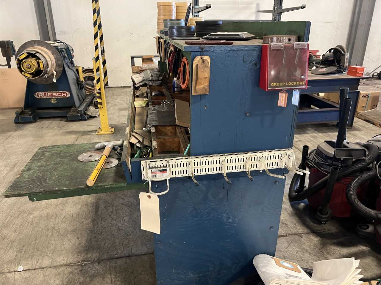 Lot of wooden shelf on casters with gaskets and miscellaneous content. - INDUSTRIAL PARTS