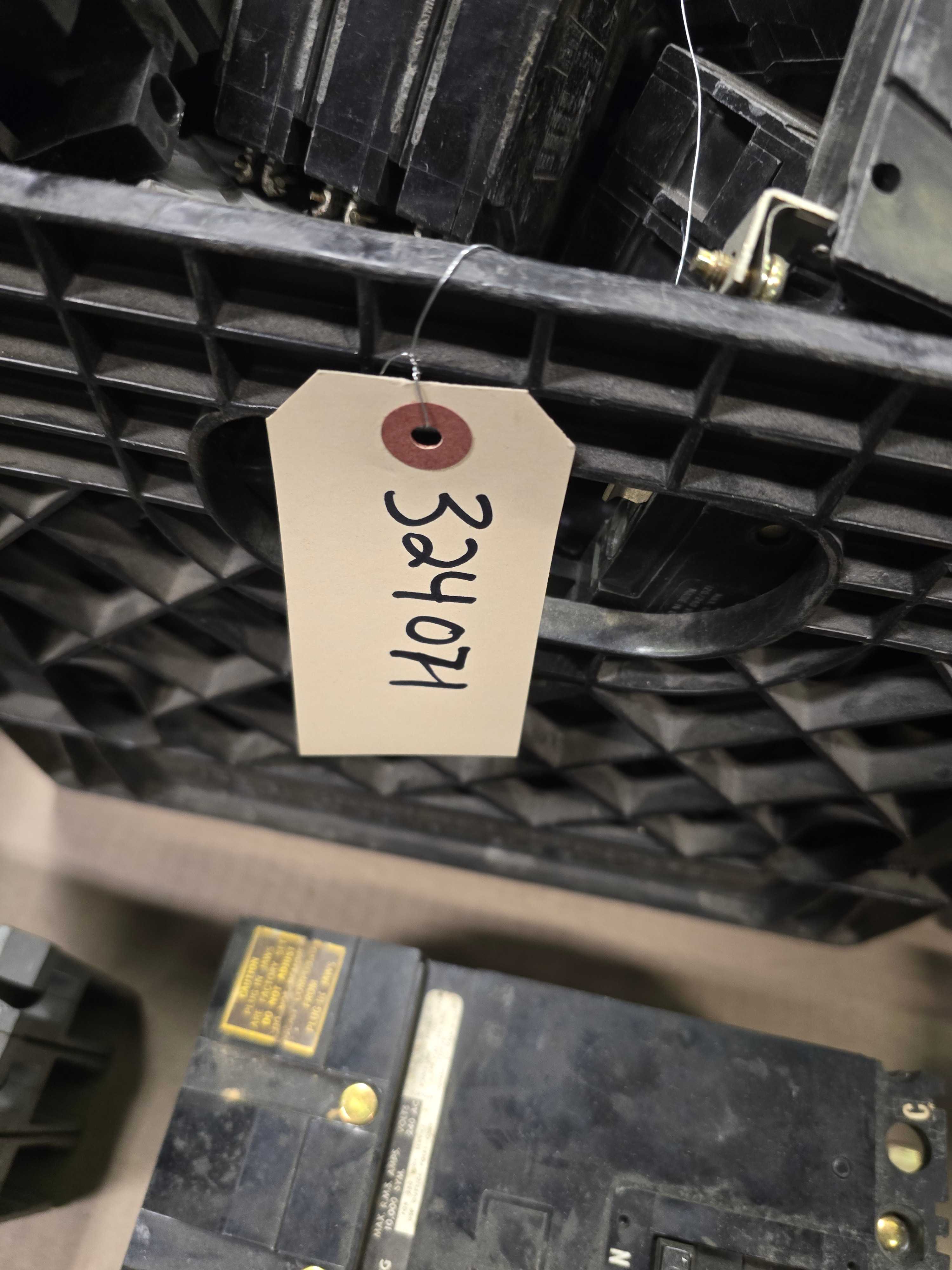 LOT OF ASSORTED CIRCUIT BREAKERS - CIRCUIT BREAKERS