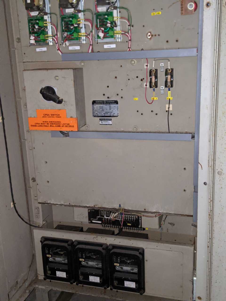 5X SECTIONS OF GE SILCOMATIC PANELS W/ DRIVES (EXCLUDES BREAKERS) - CIRCUIT BREAKERS