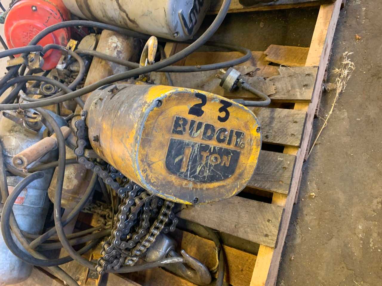 Pallet Of Chain Hoist - INDUSTRIAL PARTS