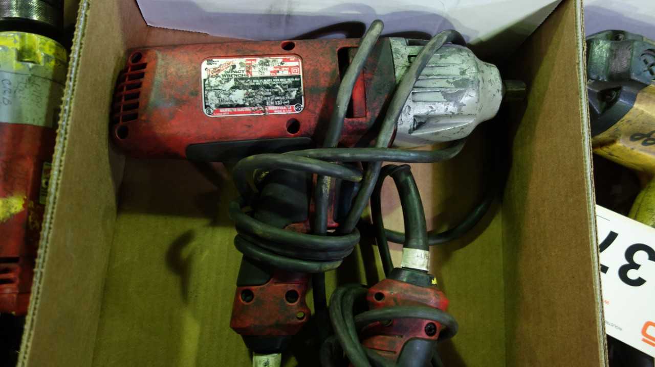 LOT OF 2 MILWAUKEE 9070 1/2IN IMPACT WRENCHES - ELECTRIC POWER TOOLS