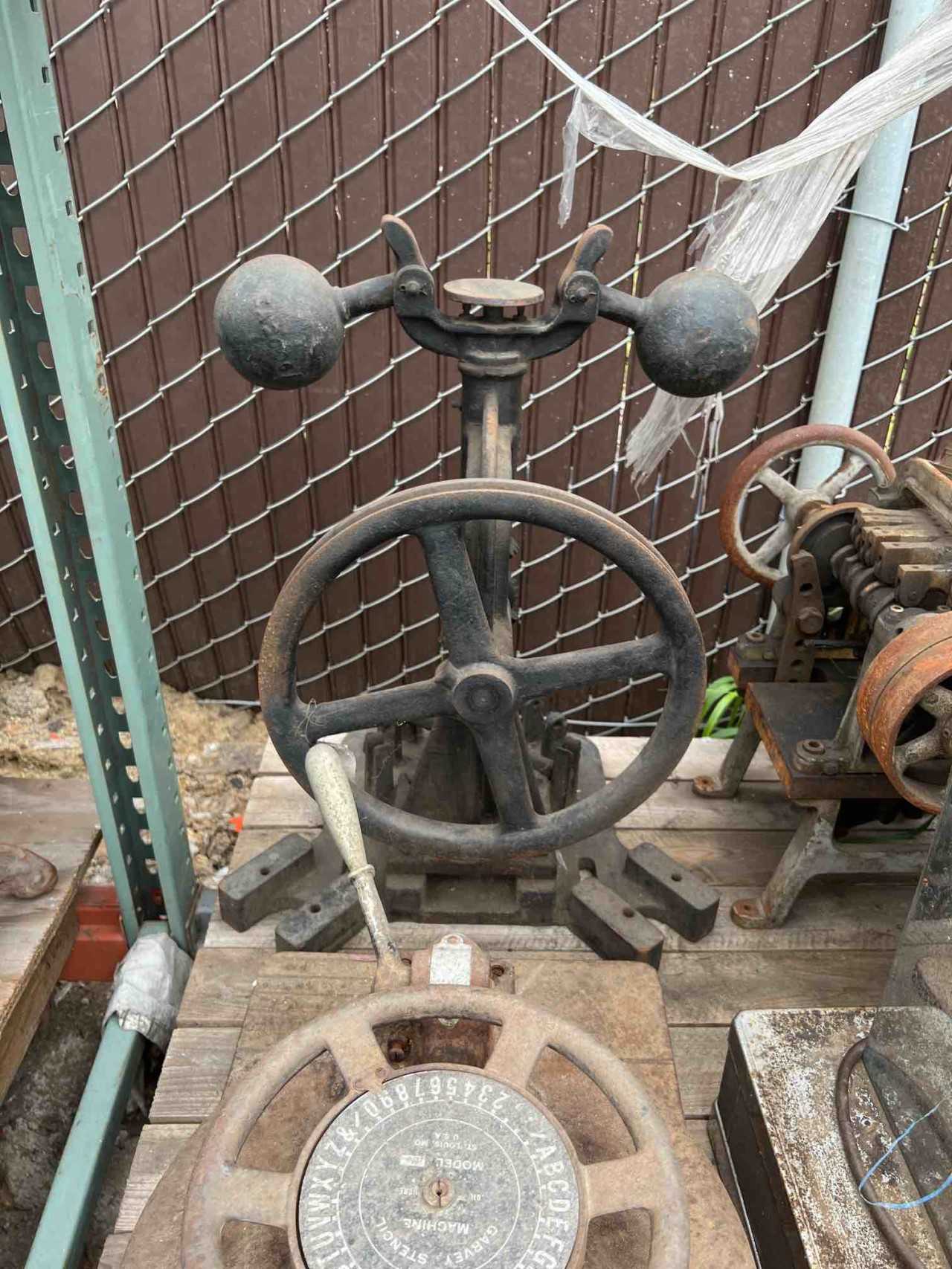 Lot of Metal Contents - MATERIAL HANDLING