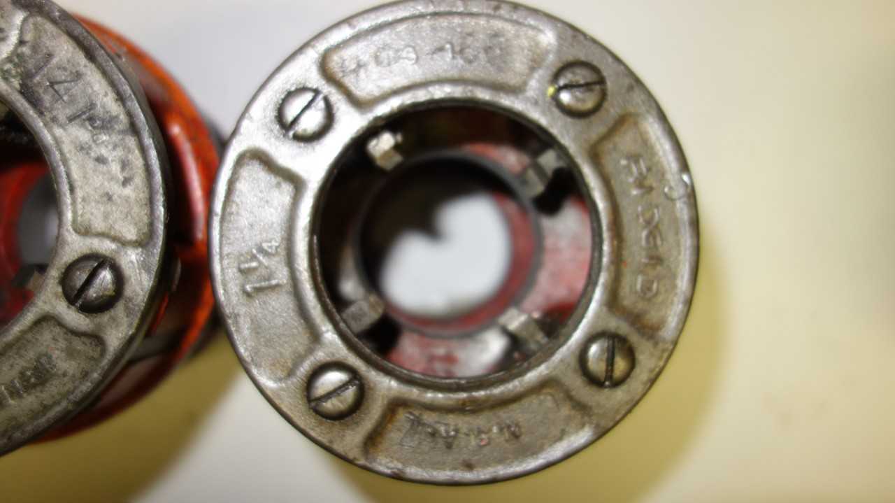 LOT OF 2 RIDGID 1-1/4 IN DIE HEADS - ELECTRIC POWER TOOLS