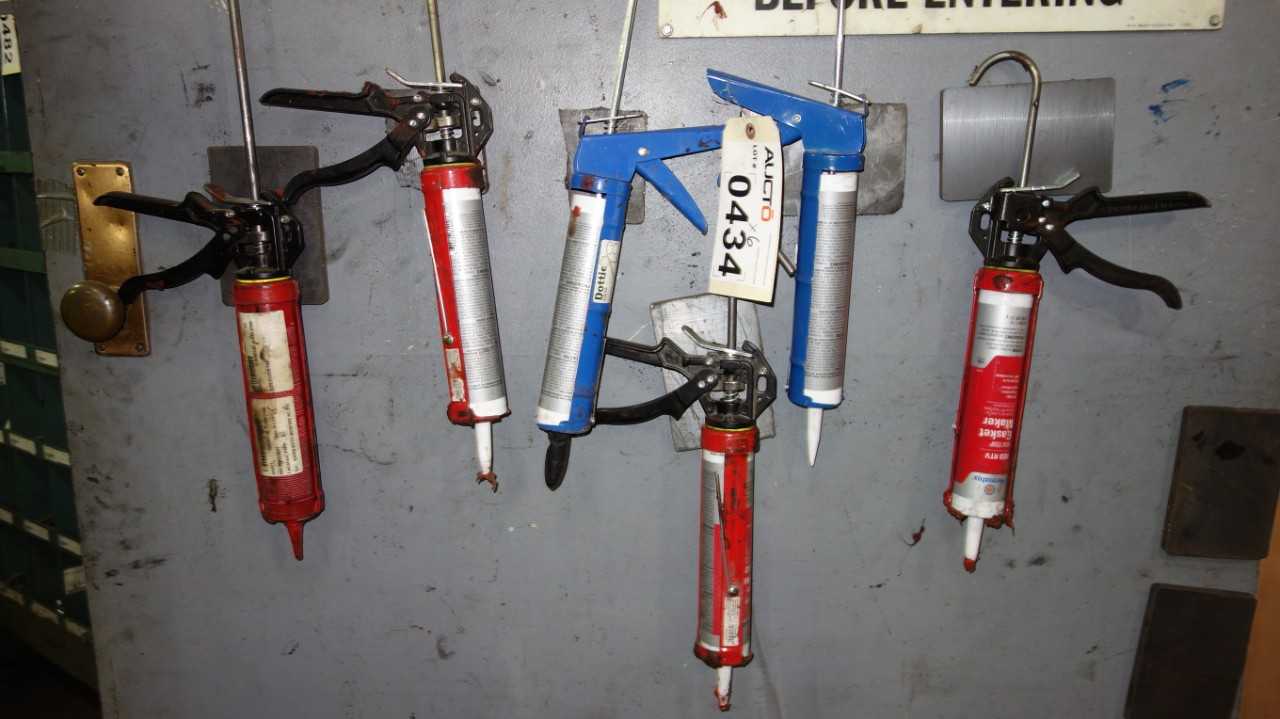 LOT OF 6 CAULK GUNS - ELECTRIC POWER TOOLS