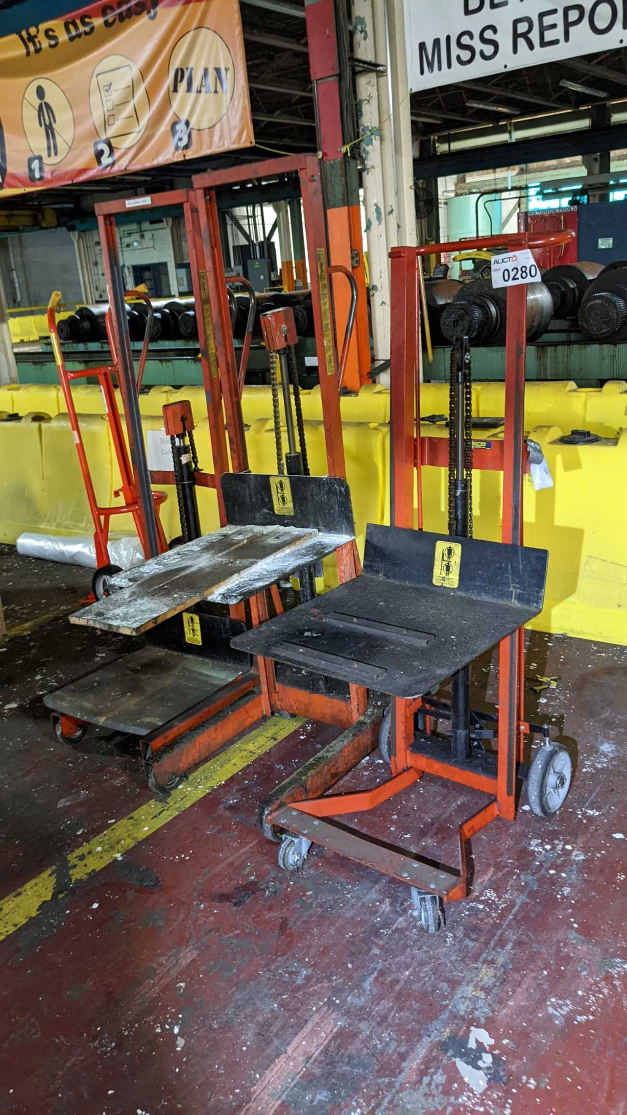 Lot of 3 lift table 4 wheel dolly - MATERIAL HANDLING