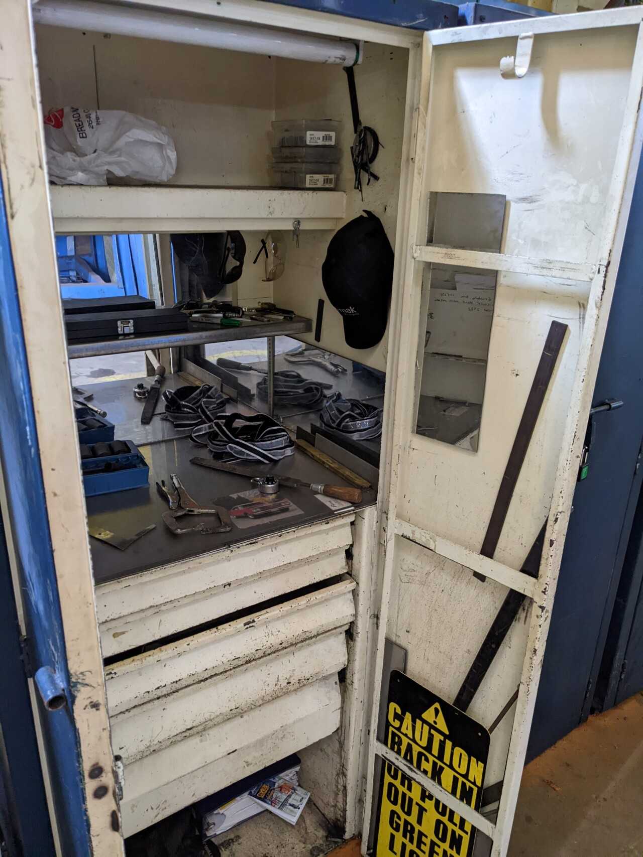 6 DRAWER TOOL CABINET LOCKER WITH CONTENTS, ASSORTED TOOLS, DRILL BITS, ALLEN KEYS, WRENCHES, FILES, SOCKET SETS, CUTTERS - HAND TOOLS