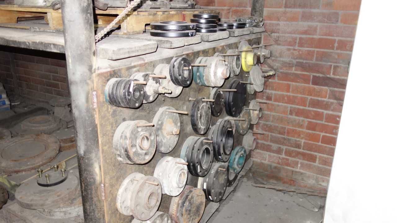 CONTENTS OF RACK, ASSORTED STEEL FLANGES, CLAMPS (INCLUDES 8 RACK SECTIONS & SIDE RACK) - SHELVING