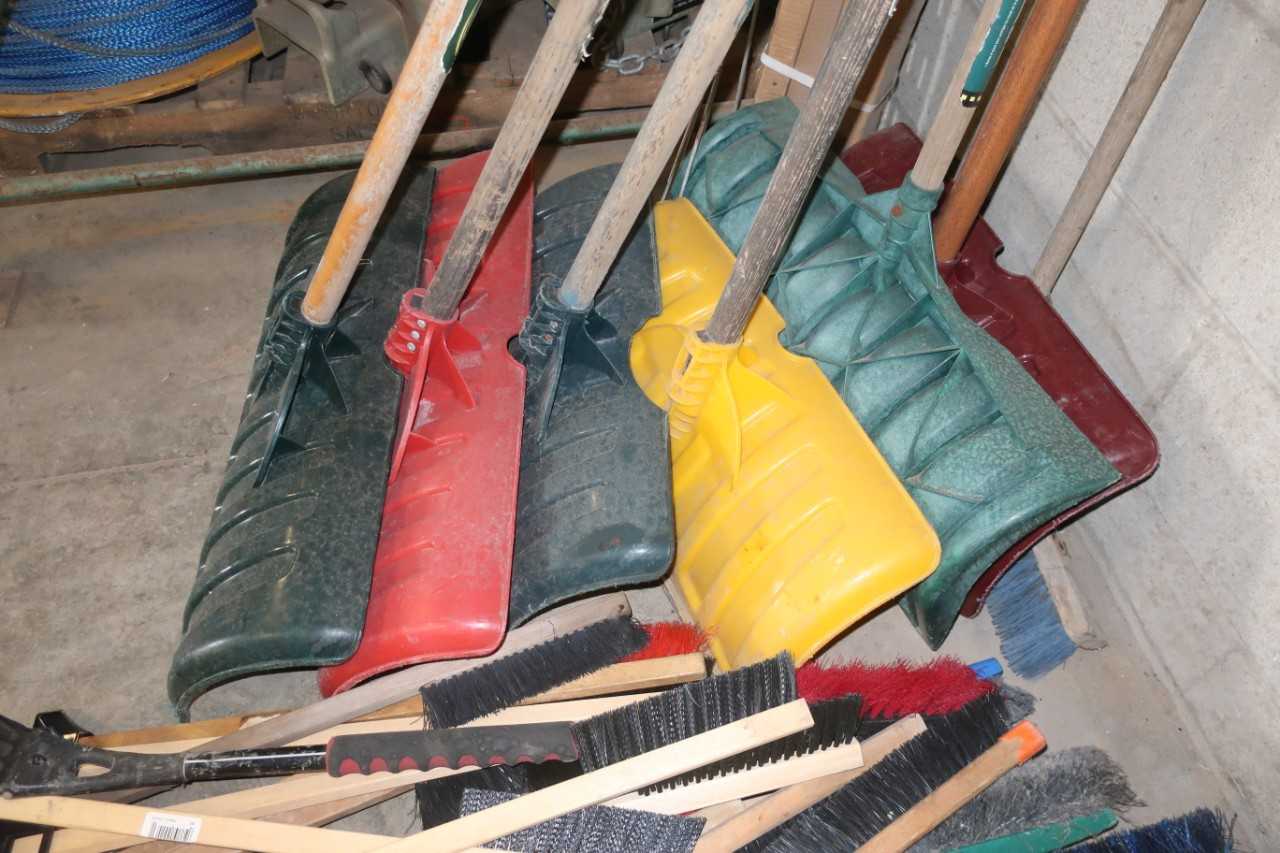 LOT OF ASSORTED WINTER WEATHER EQUIPMENT - PLANT & FACILITY