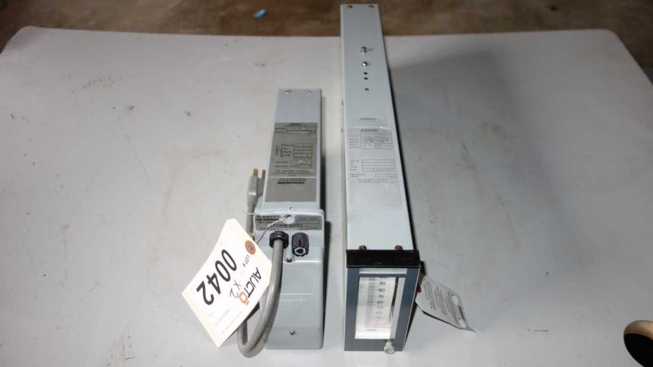 LOT OF 2 ASSORTED FOXBORO PNEUMATIC CONTROLLERS 610AT-0J / 130M-N4 - PNEUMATIC POWER TOOL