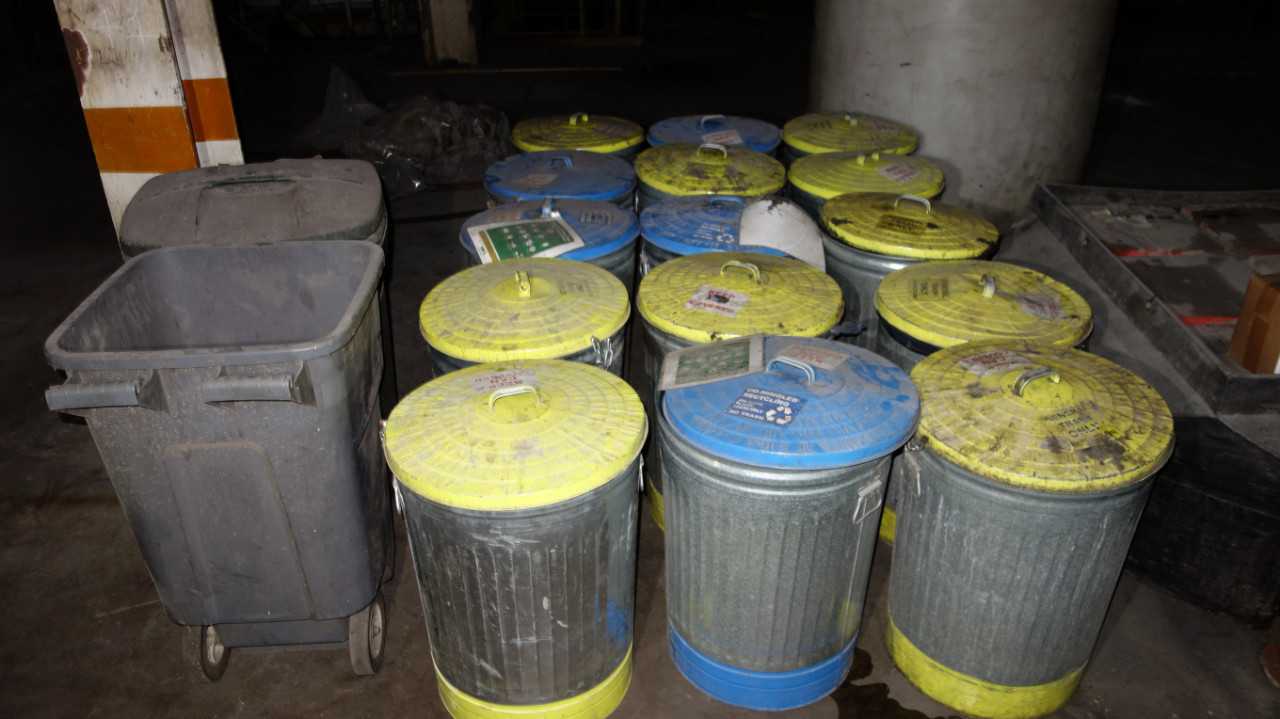LOT OF 17 GARBAGE CANS - MISCELLANEOUS
