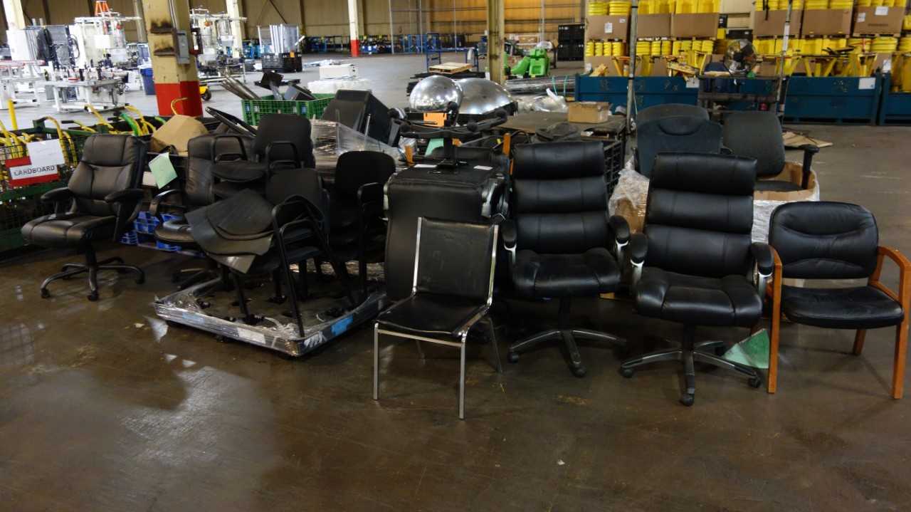 LOT OF ASSORTED OFFICE CHAIRS AND ROLLING CHAIRS (5 PALLETS AND LOOSE CHAIRS) - PLANT & FACILITY