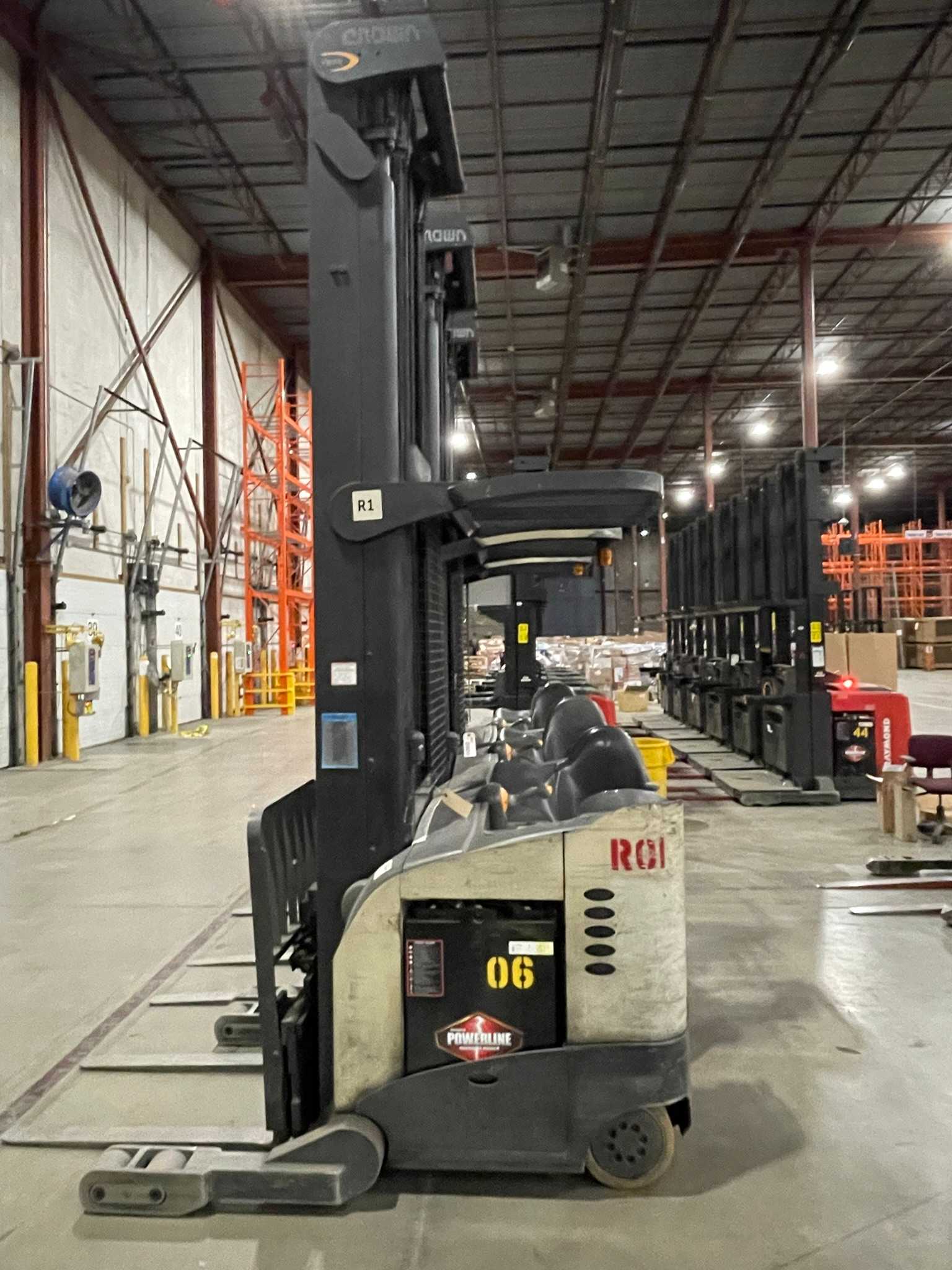 CROWN RR 5200 SERIES REACH TRUCK - REACH TRUCKS