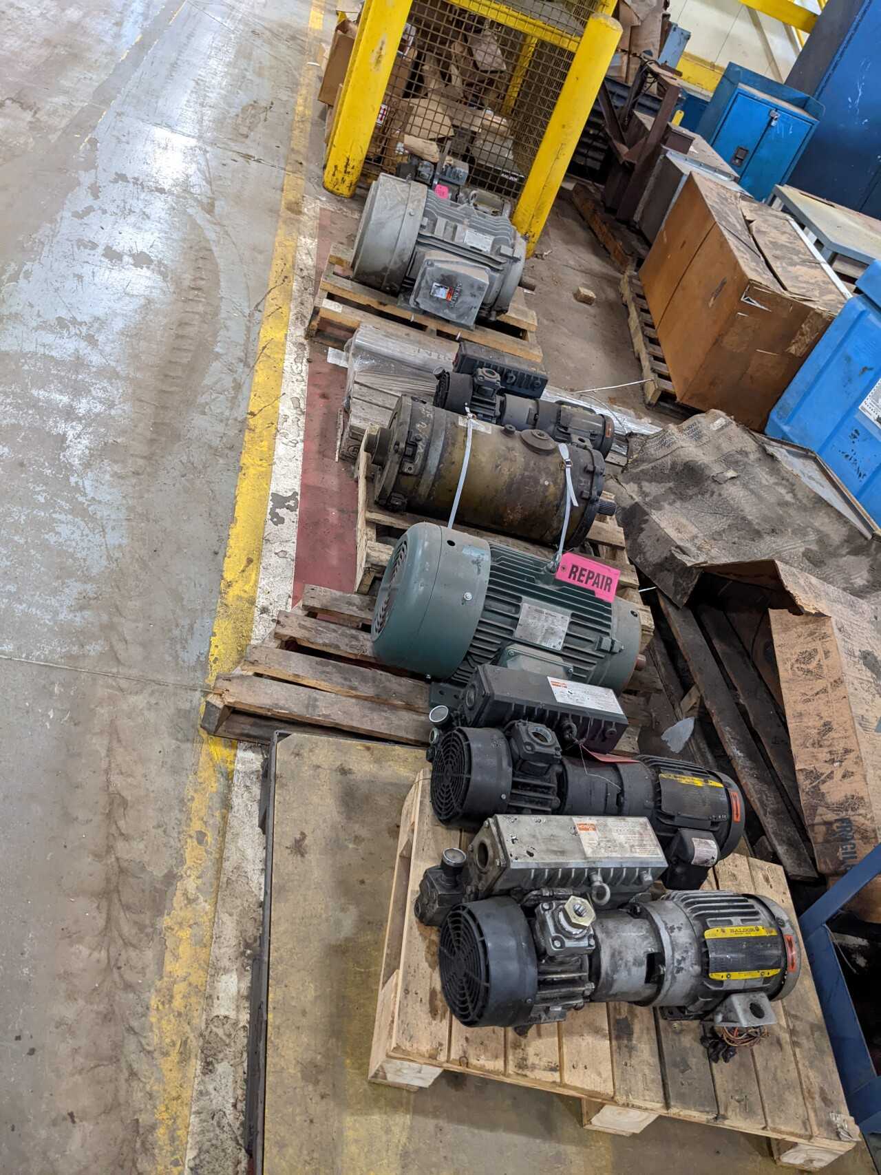 7 PALLETS OF ASSORTED BUSCH RA0025 VACUUM PUMPS, AC MOTORS, SIEMENS, LEESON (NEED REPAIRS) - ELECTRIC MOTORS