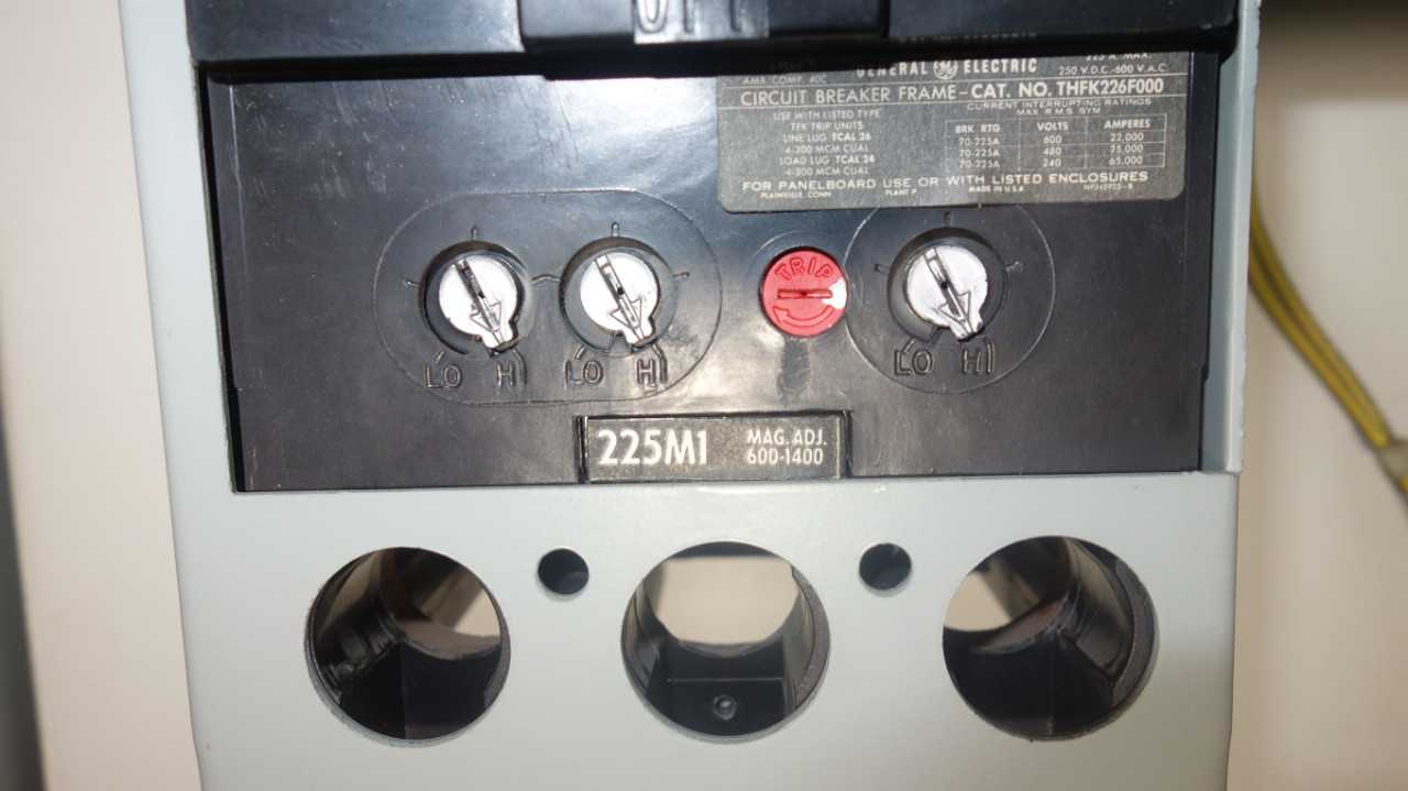 3X SECTIONS OF GENERAL ELECTRIC THED BREAKERS - CIRCUIT BREAKERS