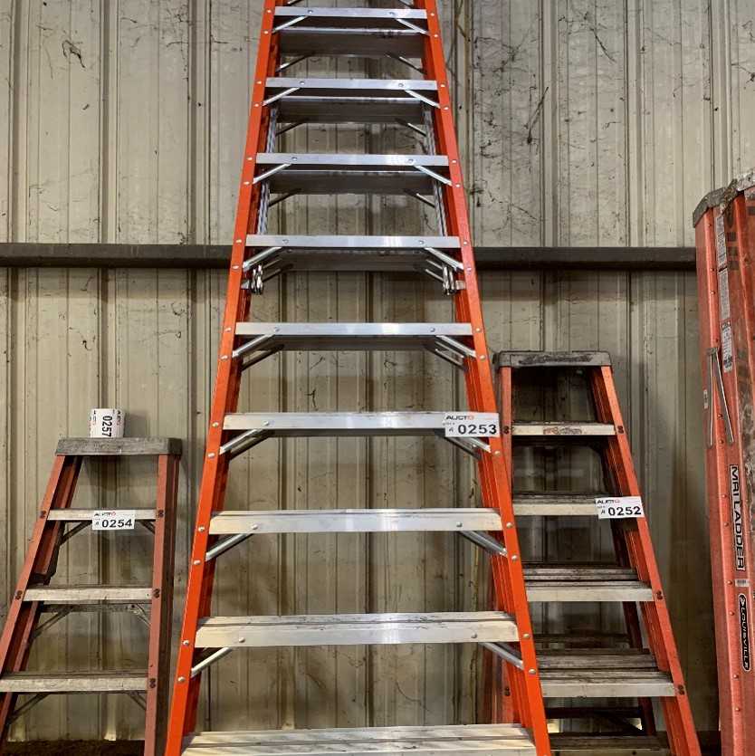 Louisville 14' Step Ladder - MATERIAL HANDLING Louisville 14' Step Ladder - MATERIAL HANDLING
