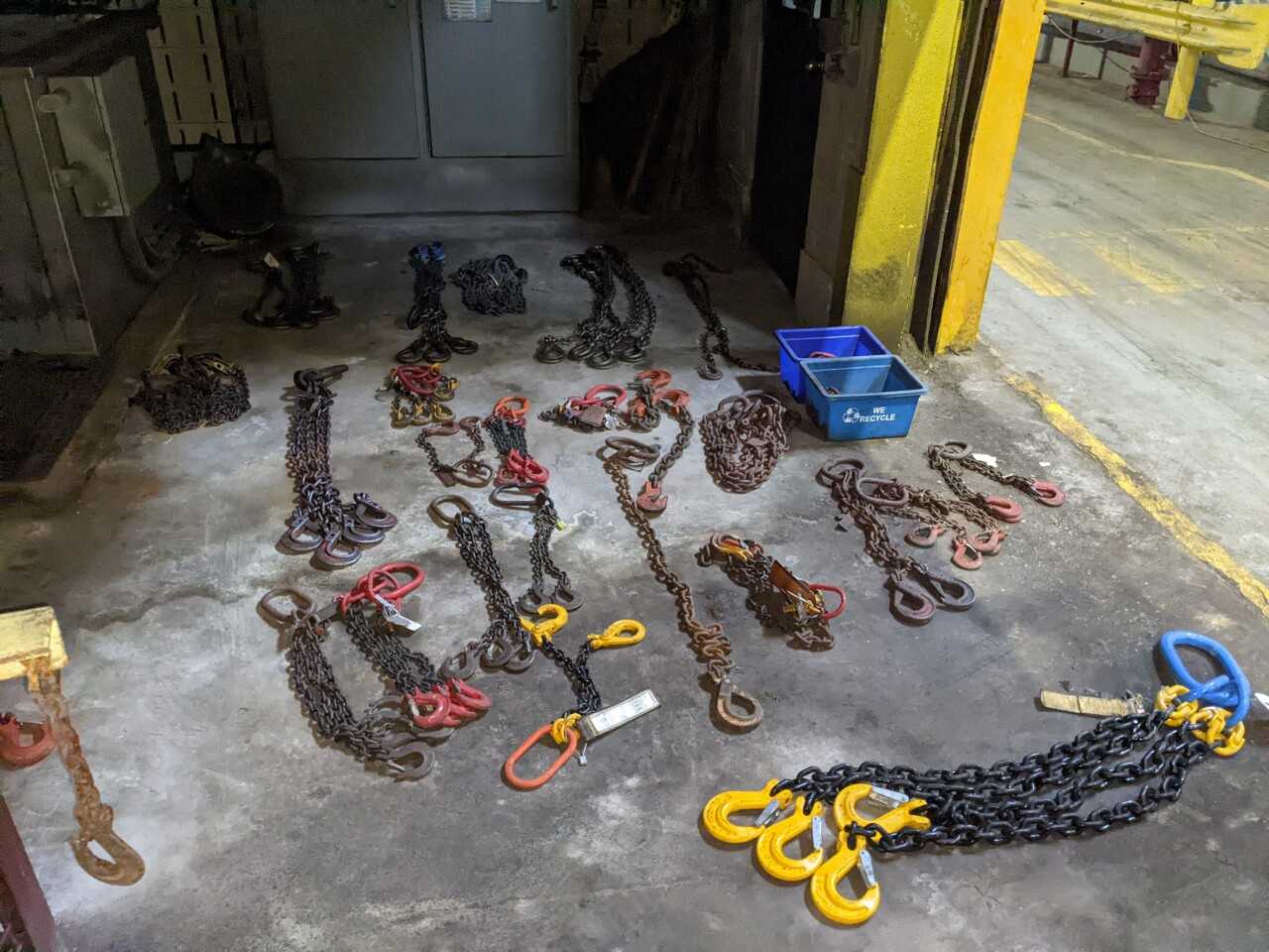 LOT OF ASSORTED RIGGING EQUIPMENT, CHAINS, HOOKS, SLINGS - LIFTING EQUIPMENT