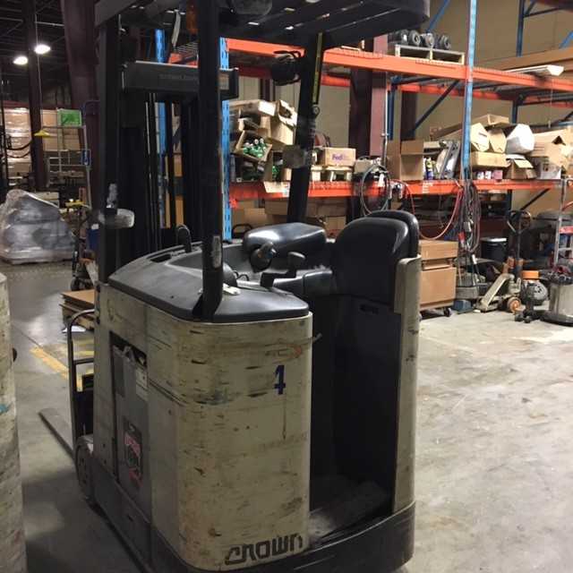 2005 Crown RC3020-30 standup counterbalance, Lemoyne, PA - FORKLIFTS
