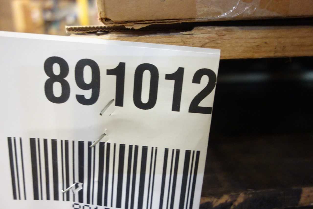 LOT OF 22 THOMAS&BETTS BOX OF 10 FLEXIBLE METAL CONDUIT CONNECTOR STRAIGHT 1-1/2IN CONDUIT FITTING - CONDUIT FITTING