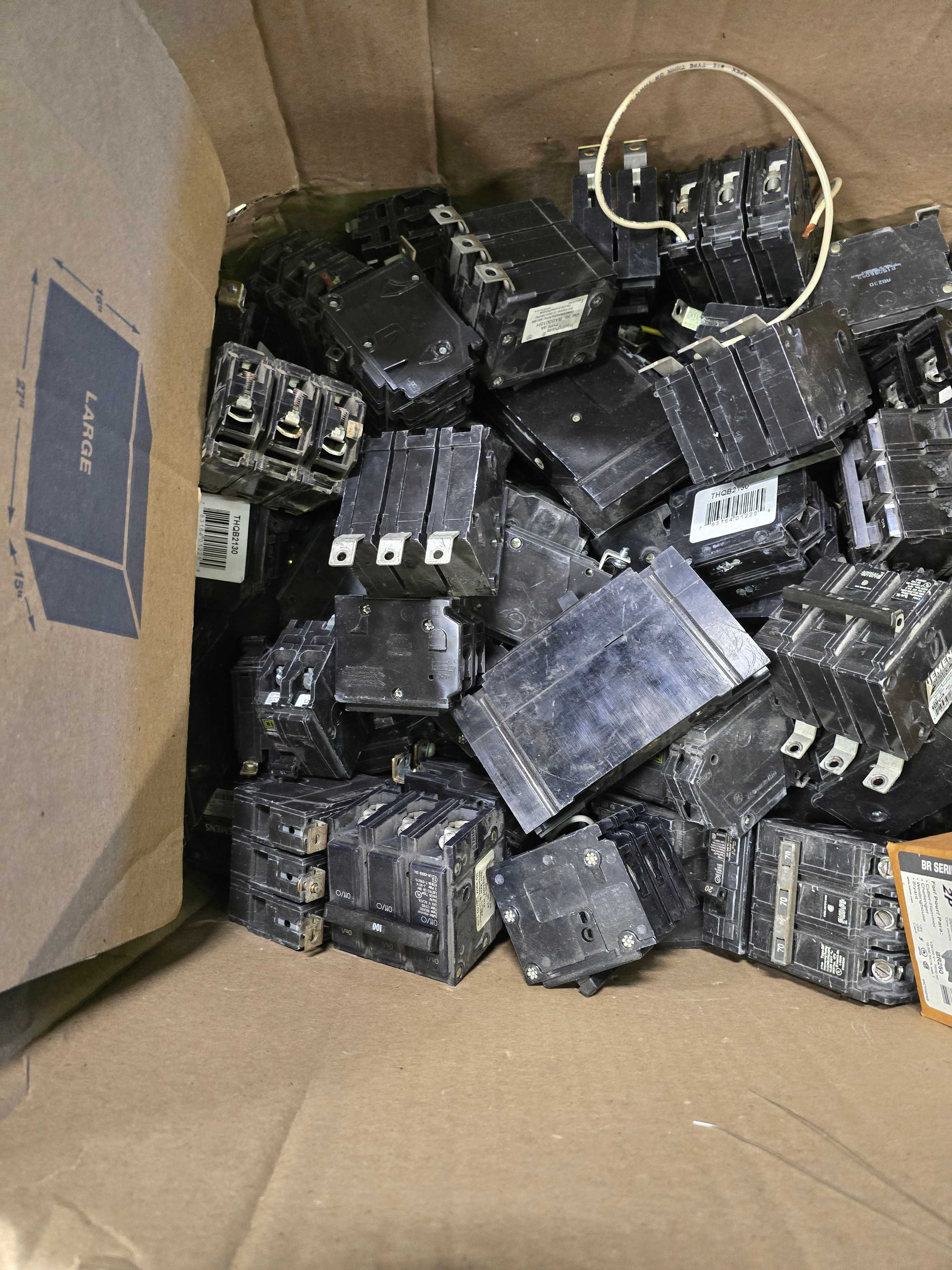 LOT OF ASSORTED CIRCUIT BREAKERS - CIRCUIT BREAKERS