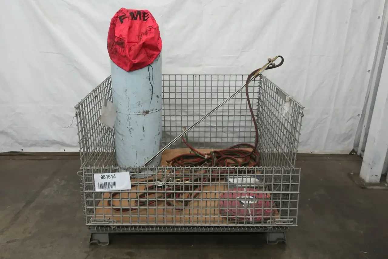 TANK LIQUEFIED PETROLEUM GAS AND TORCH - WELDING EQUIPMENT