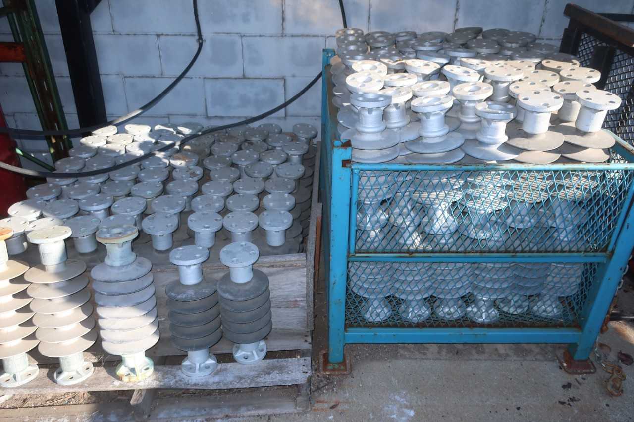 LOT OF ASSORTED HIGH VOLTAGE STANDOFF INSULATORS - ELECTRICAL COMPONENTS