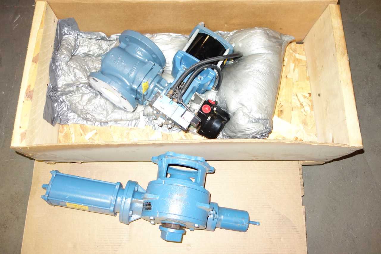 LOT OF ASSORTED DEZURIK VALVES AND ACCESSORIES - VALVES