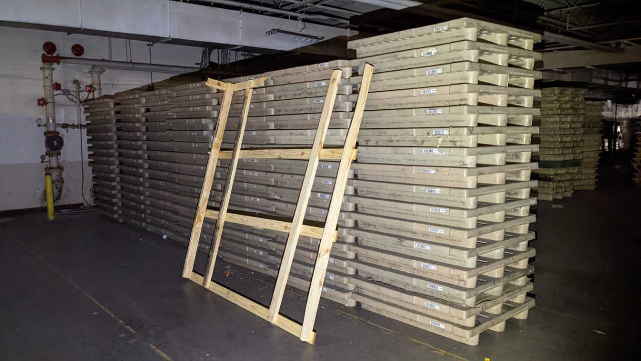 180 PLASTIC PALLETS - ELECTRICAL COMPONENTS