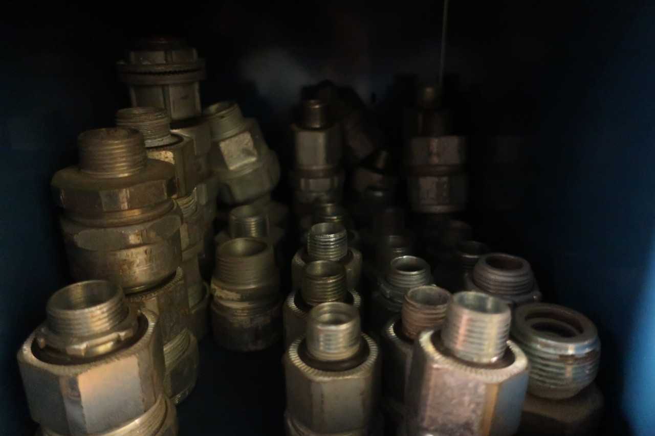 CONTENTS OF 4X STACKED PIGEON HOLE CABINET, ASSORTED CABLE CONNECTORS - ELECTRICAL COMPONENTS