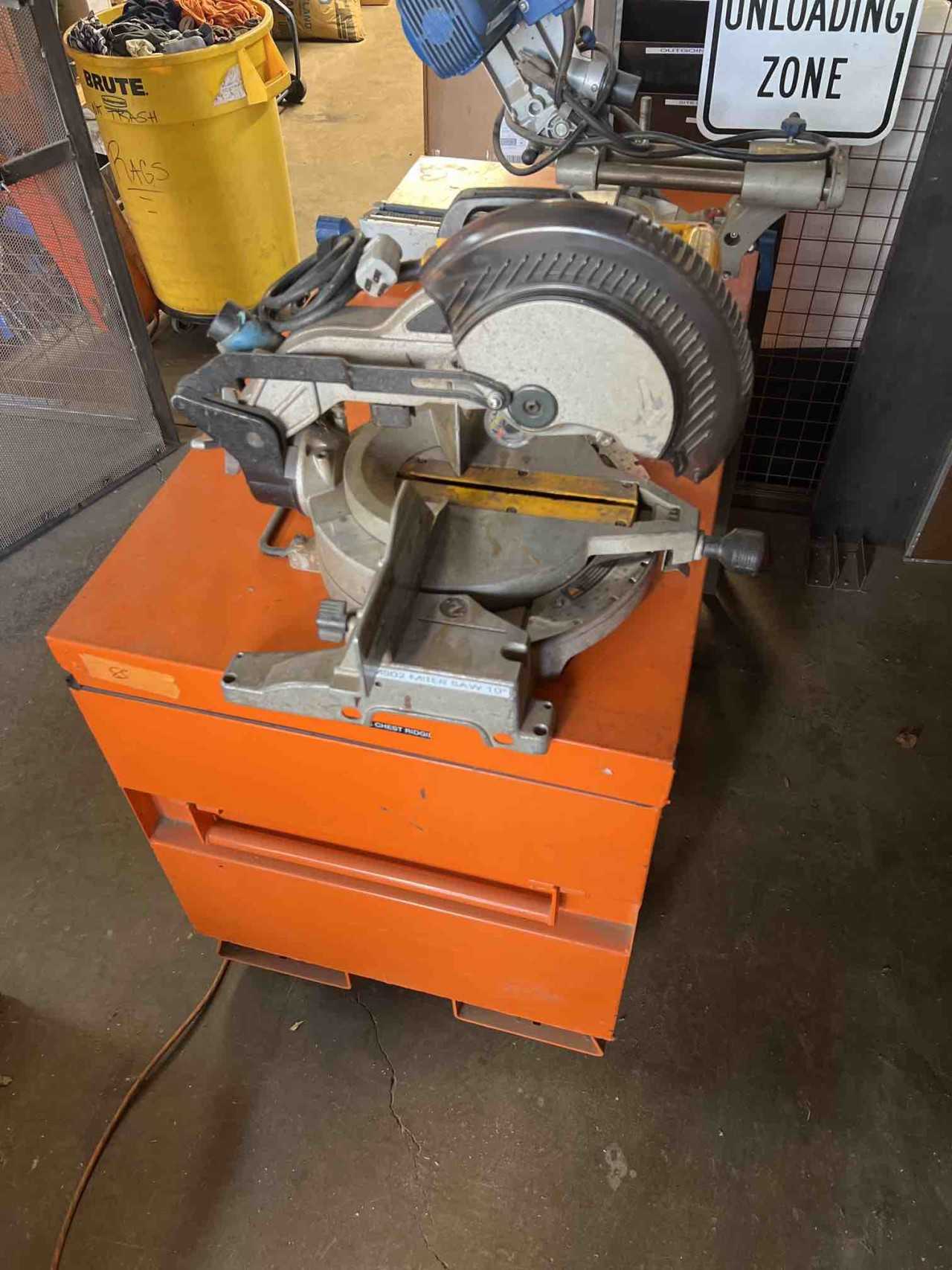 Dewalt Compound Miter Saw 10” - MATERIAL HANDLING