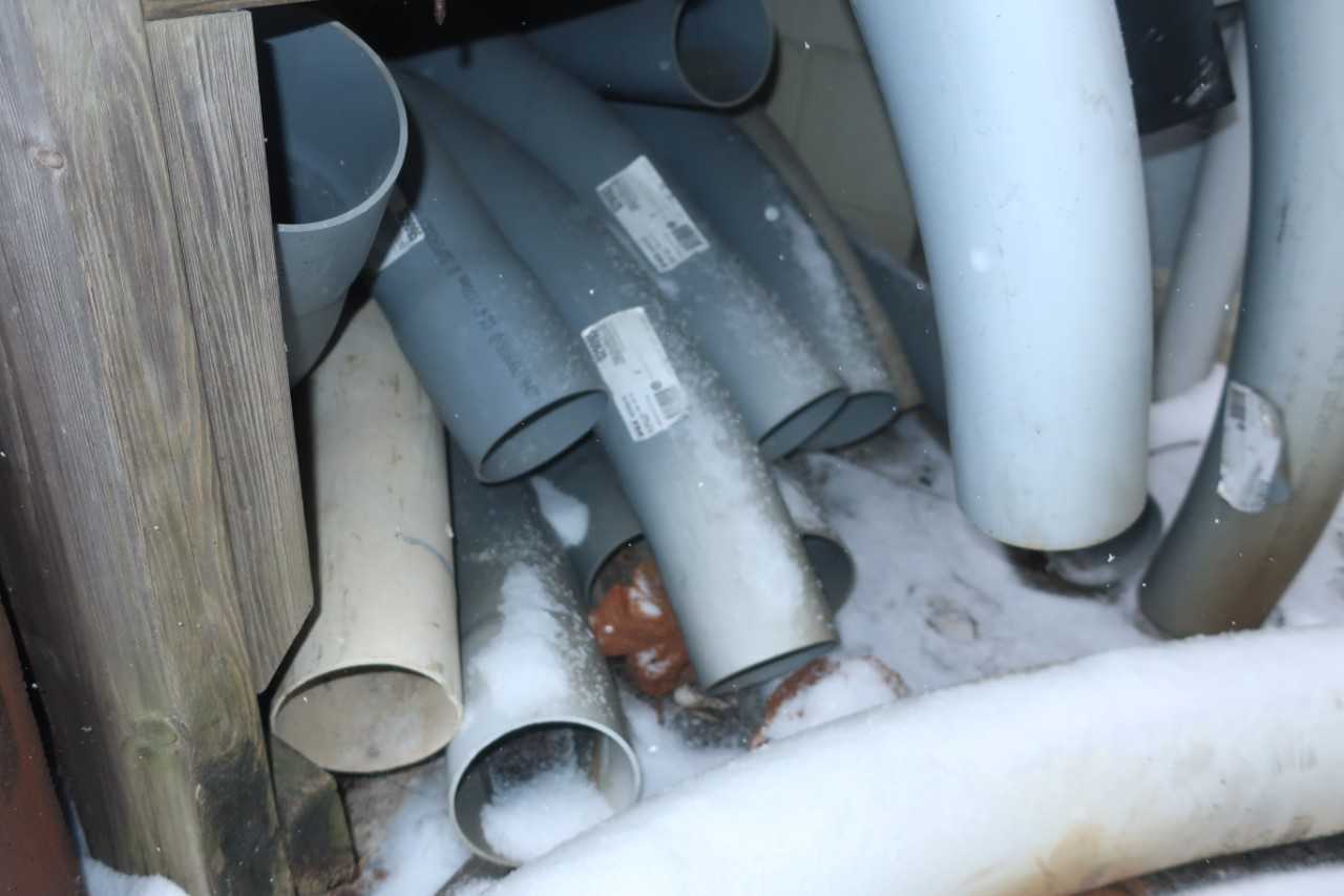 LOT OF ASSORTED 4", 90DEG PVC FITTINGS - PROCESS EQUIPMENT