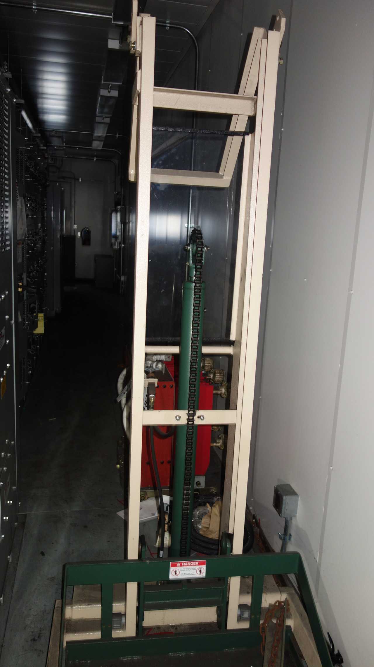 BEECH 1000LB MANUAL LIFT TRUCK (DELAYED REMOVAL) - INDUSTRIAL PARTS