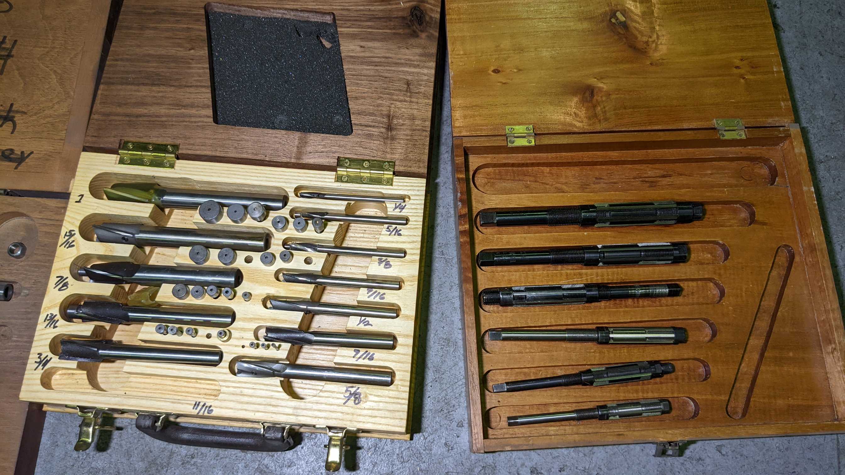LOT OF BITS AND MICROMETER INDICATOR - MACHINING ACCESSORIES & TOOLING