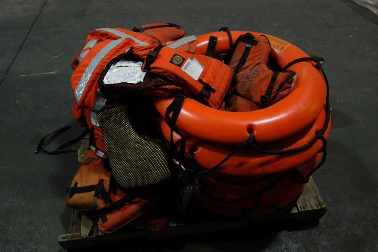 1 PALLET OF ASSORTED STEARNS LIFE JACKETS  LIFE BUOY  LIFE PRESERVERS - SAFETY EQUIPMENT