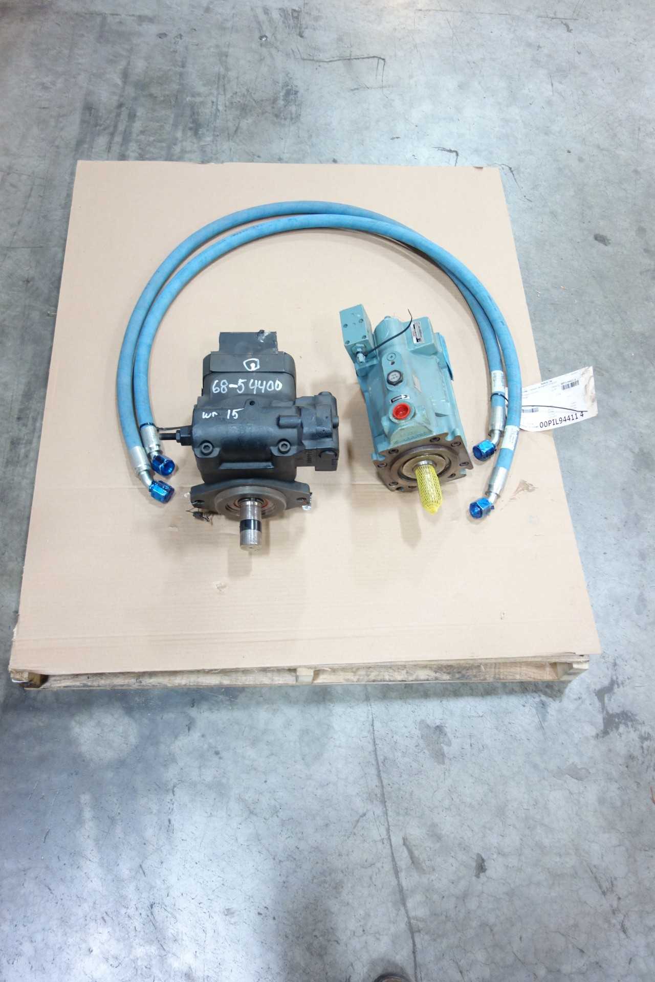 LOT OF ASSORTED HYDRAULIC PUMP/MOTOR AND ACCESSORIES - HYDRAULIC PUMP