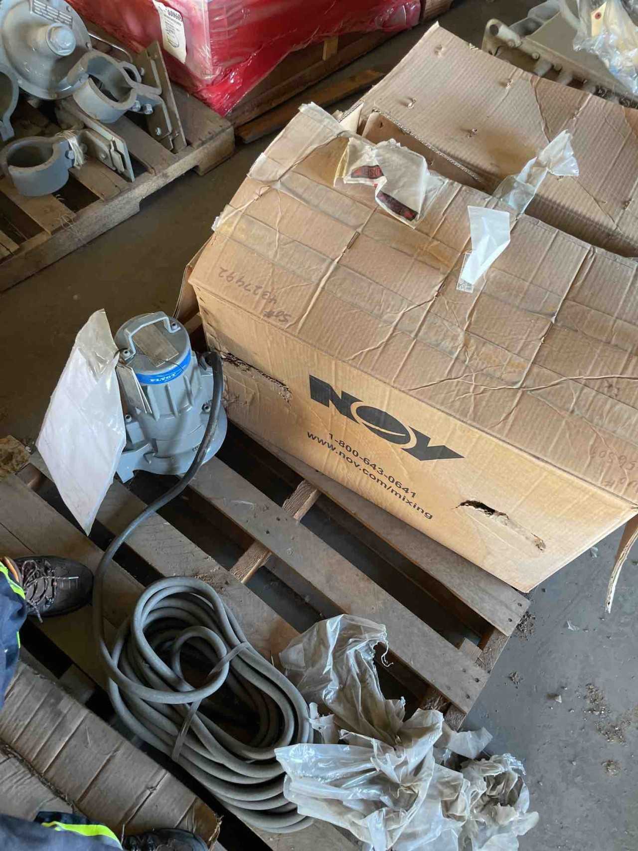 ASSORTED PALLET OF FLYGT PUMP & MOTOR ADAPTER - HYDRAULIC PUMP