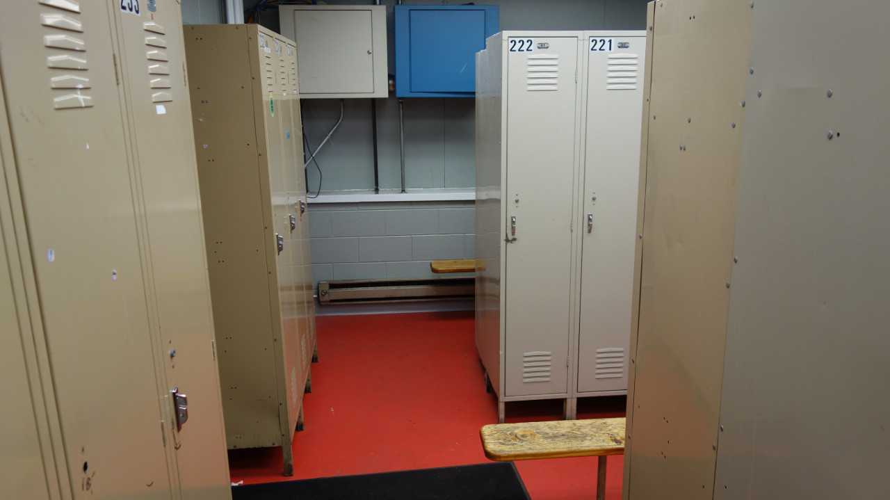 LOT OF 32 BERGER AND REPUBLIC STEEL LOCKERS - ELECTRIC POWER TOOLS