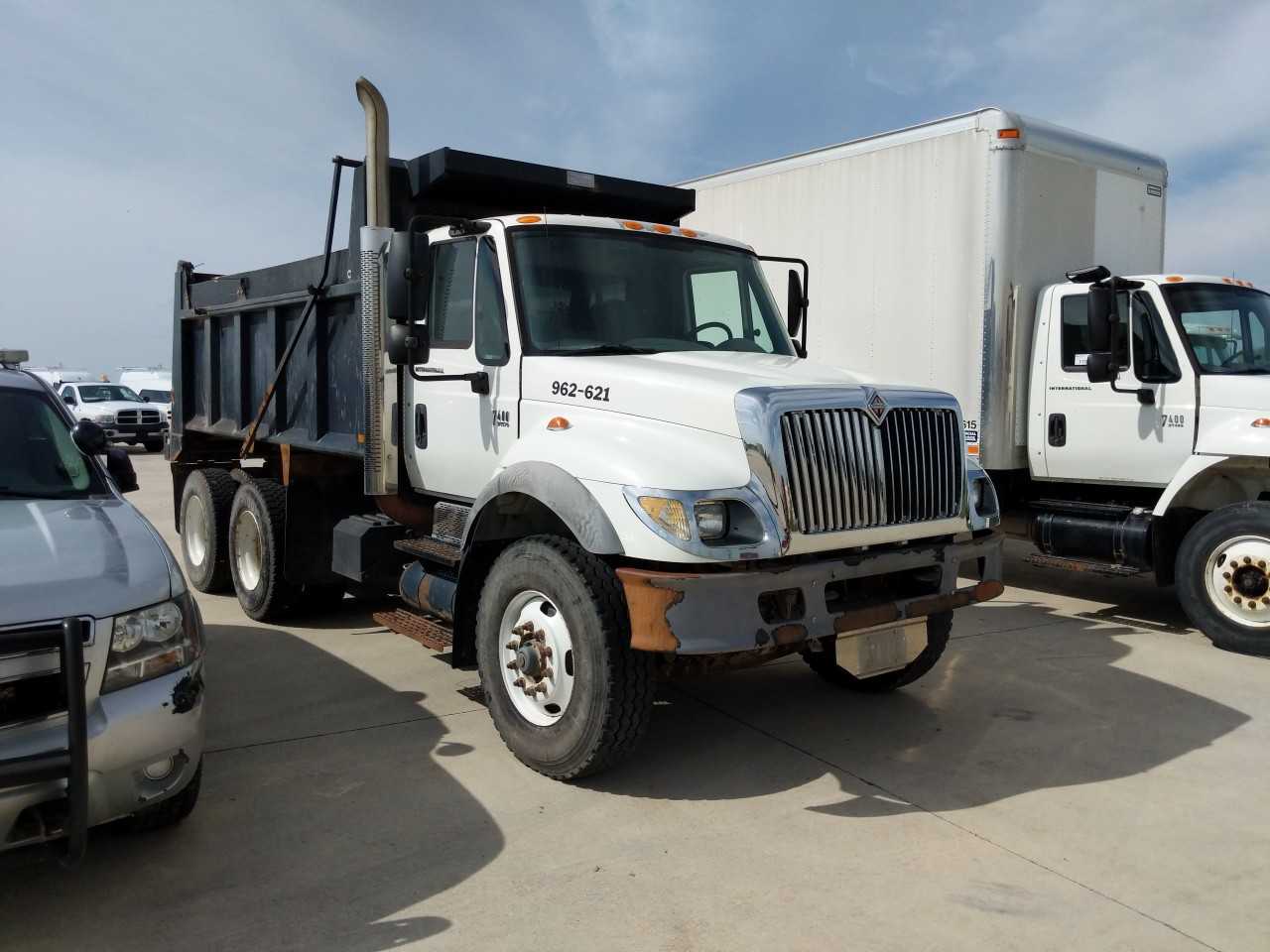 2005 INTERNATIONAL 7400SBA WORKSTAR 6X4 DUMP TRUCK - HYDRO EXCAVATOR TRUCKS