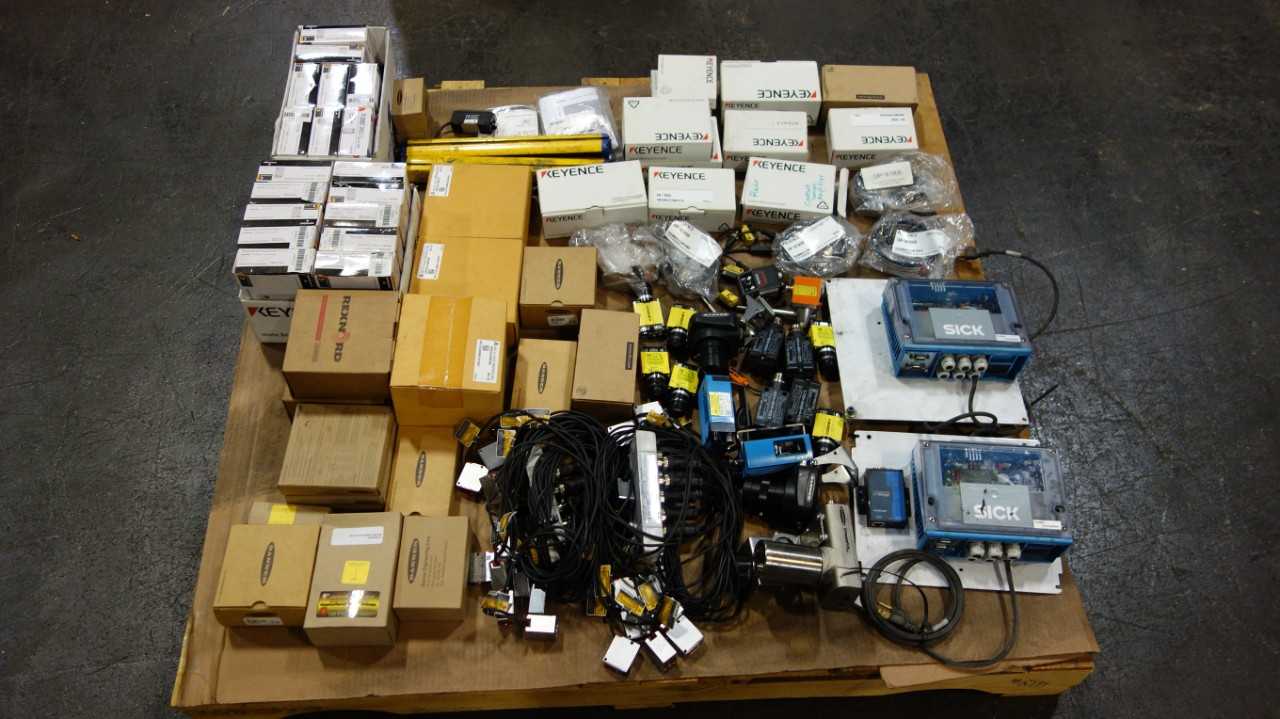 1 PALLET OF ASSORTED ELECTRICAL CONTROLS, SENSORS, CAMERAS, BANNER, SICK, KEYENCE, COGNEX, ALLEN BRADLEY - ELECTRICAL COMPONENTS