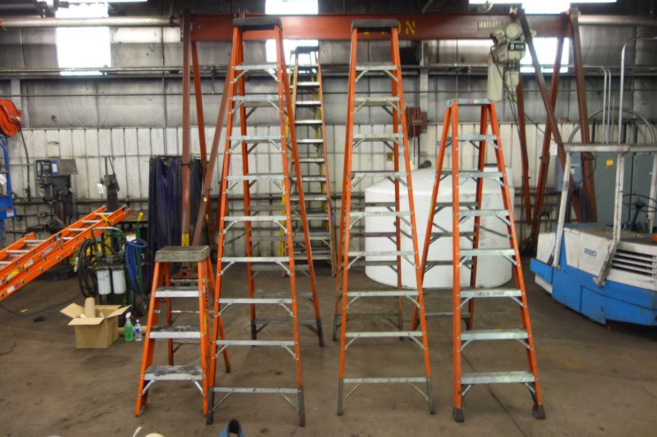 LOT OF 4 ASSORTED STEP LADDERS, 4FT TO 7FT 7IN - MACHINING ACCESSORIES & TOOLING
