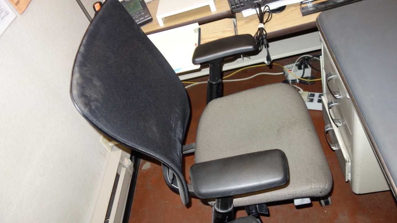LOT OF FURNITURE, 1X TABLE, 2X CHAIR - PLANT & FACILITY