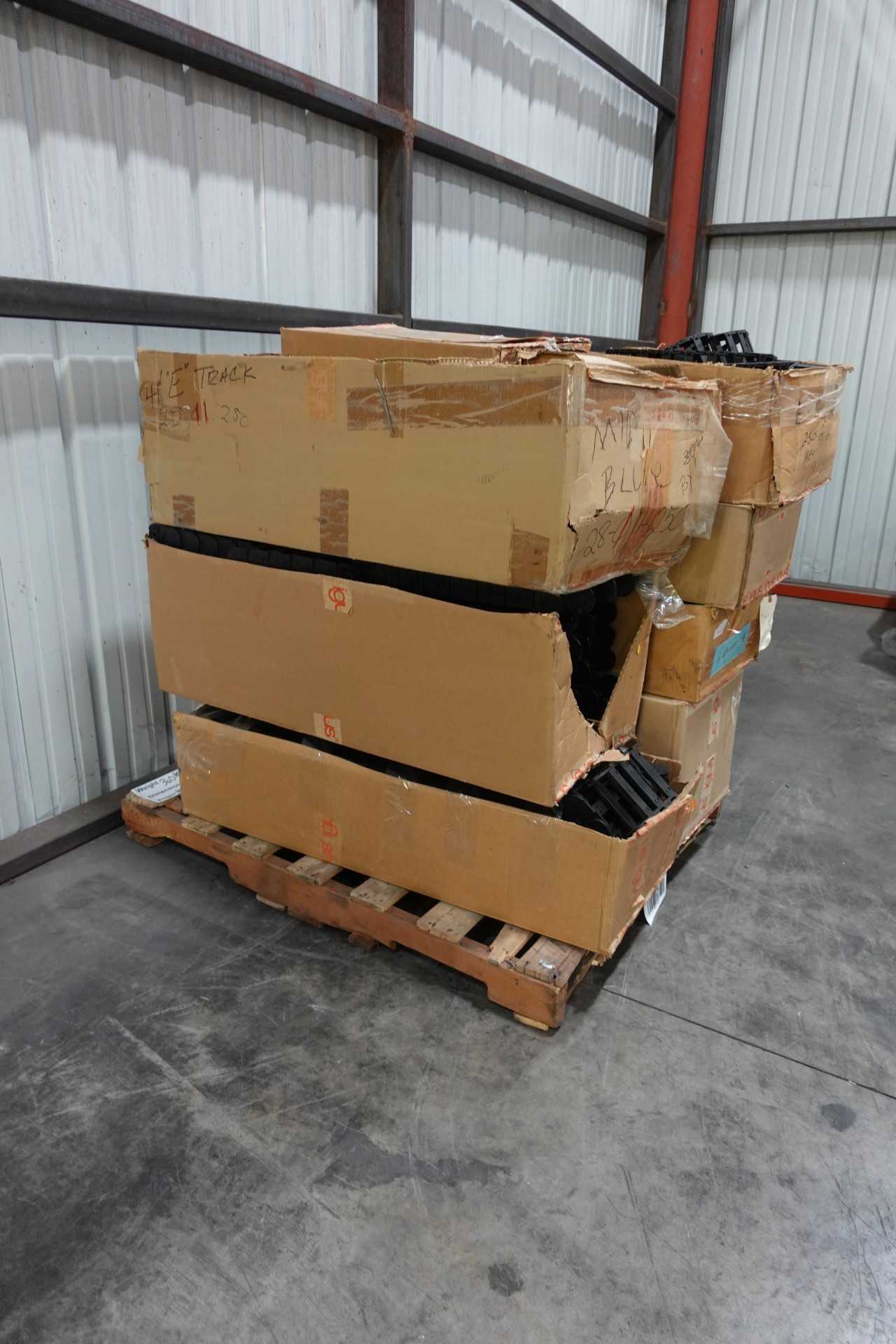 PALLET OF PLASTIC CONVEYOR CHAIN - CONVEYORS
