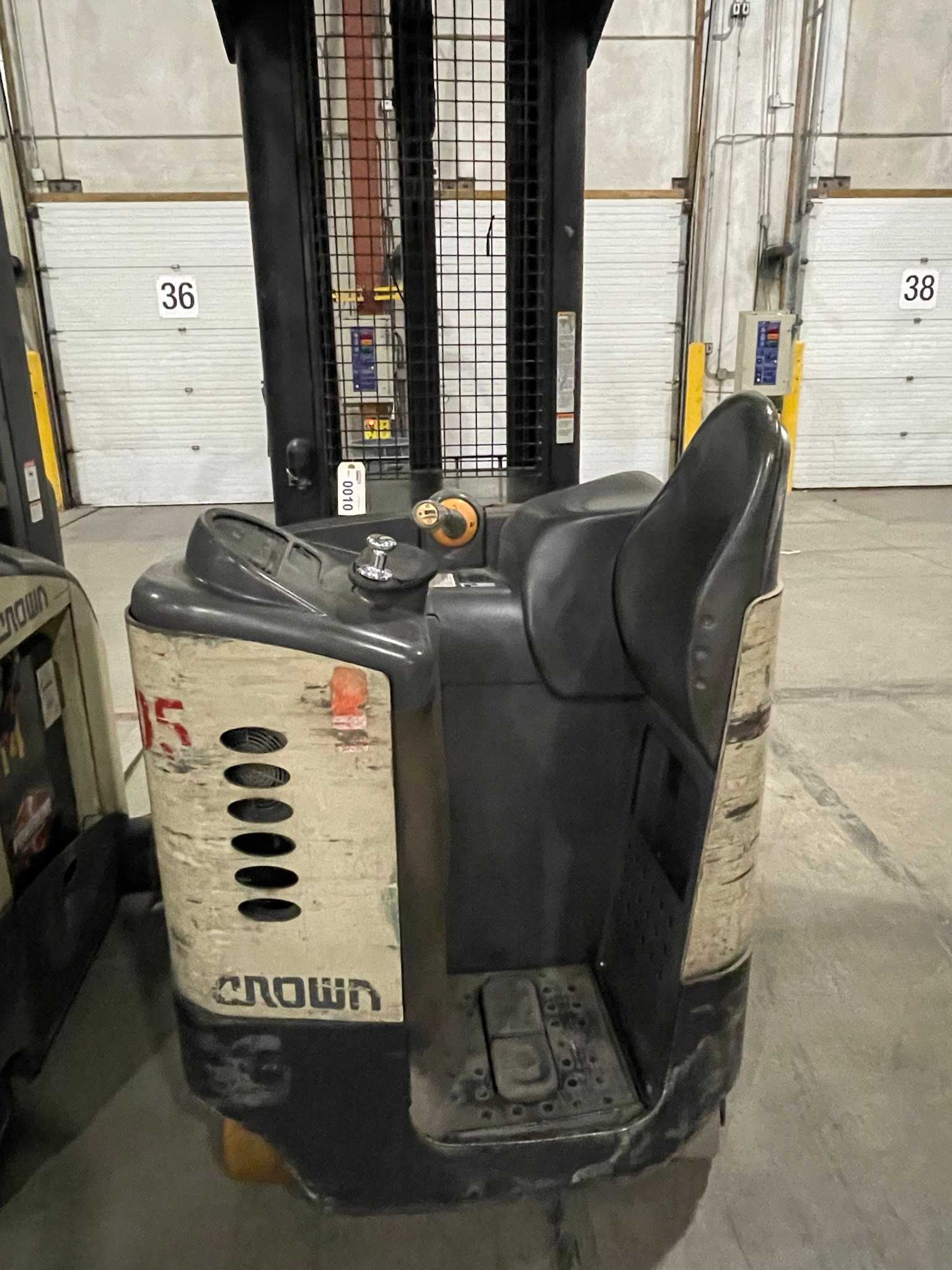 CROWN RR 5000 SERIES REACH TRUCK - REACH TRUCKS