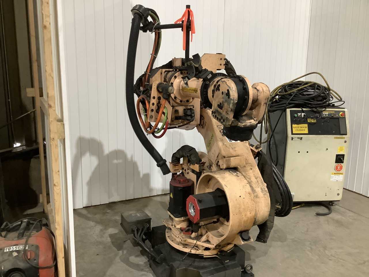 Fanuc 2000IA 200F  (No guarantee operational) - INDUSTRIAL ROBOTS